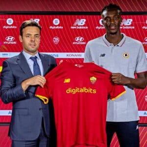 Tammy Abraham é apresentado pela Roma.