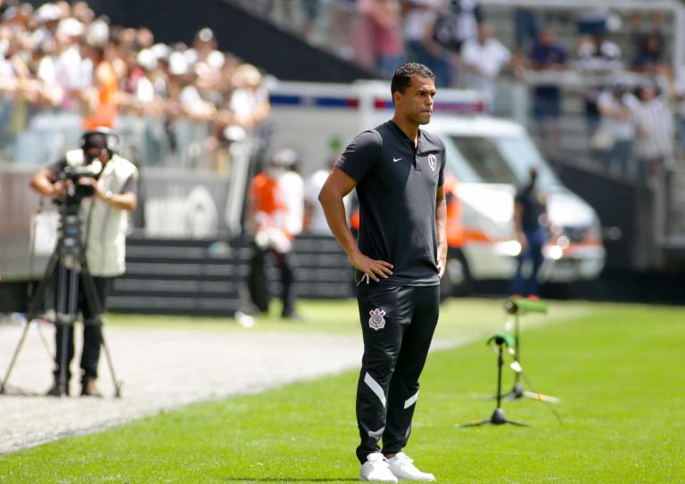 Fernando Lázaro "entrega" o Corinthians para Vítor Pereira com bons números.