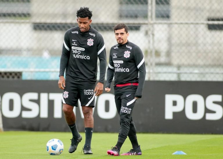 Gil e Fagner durante treinamento no CT Joaquim Grava. Foto: Rodrigo Coca/Corinthians