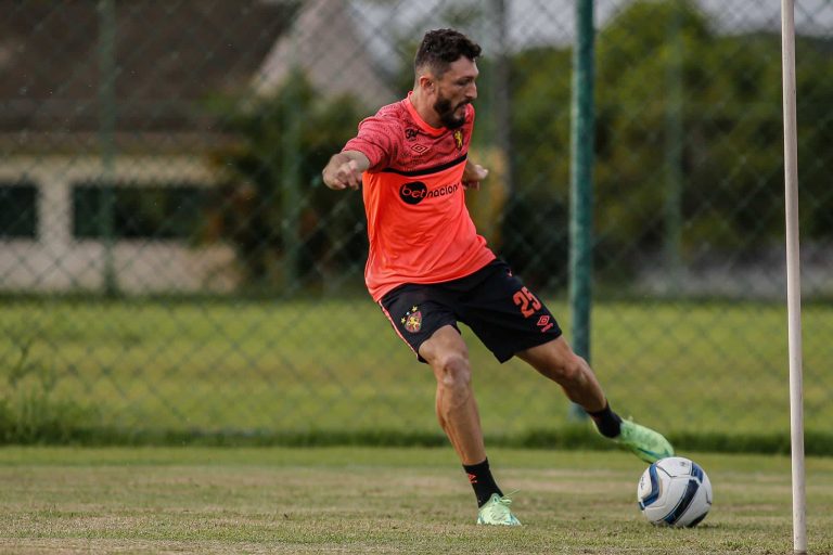 Lateral Sander durante treinamento no CT. Foto: Divulgação/ Sport