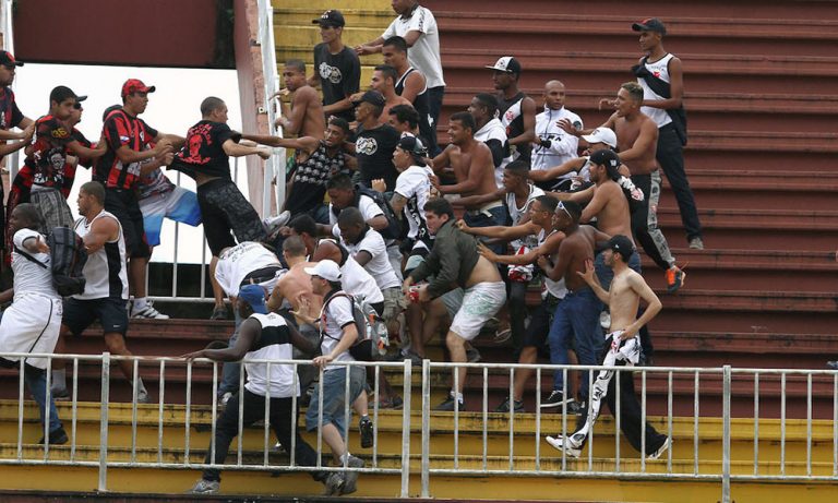 Briga entre torcedores do Athletico-PR e Vasco, em 2013. Foto: Reprodução