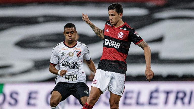 Pedro do Flamengo marcado pelo Christian do CAP
