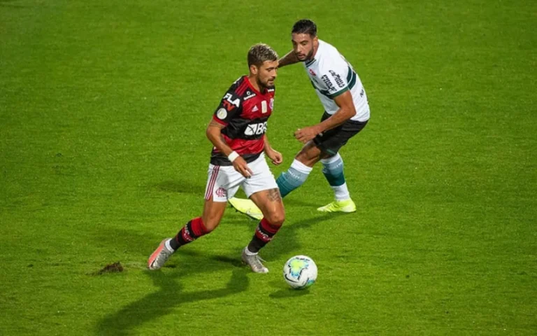 Arrascaeta guiando a bola contra marcador do Coritiba