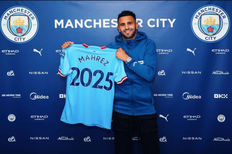 Mahrez com a camisa do Manchester City com o número 2025