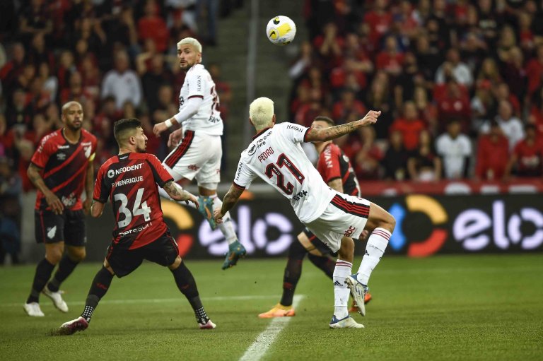 Pedro cravou de bicicleta e classificou o Flamengo. (Foto: Marcelo Cortes/Flamengo)