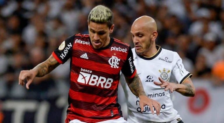 Pedro do Flamengo marcado por Fábio Santos do Corinthians