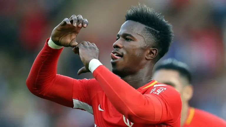 Keita Baldé fazendo um S com as mãos
