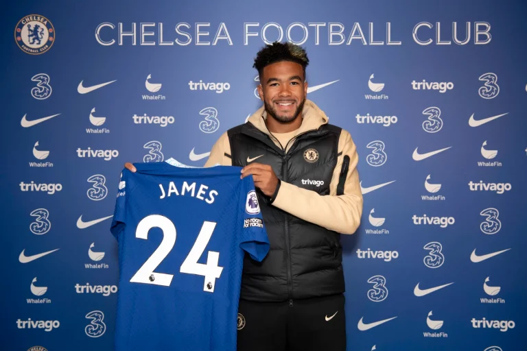 Reece James renova com os Blues. (Foto: Divulgação/Chelsea)