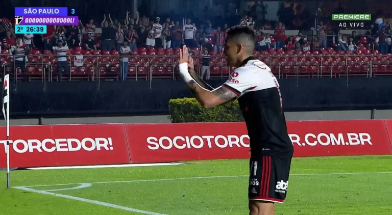 Luciano marca seu gol contra o Coritiba