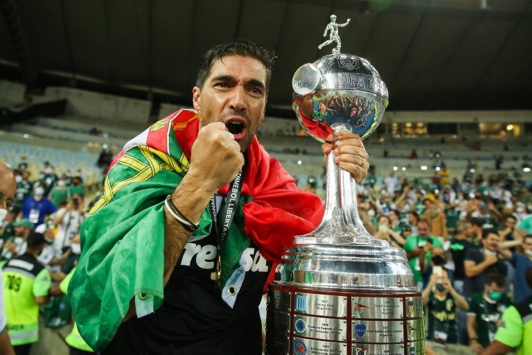 Abel Ferreira comemora o título da Libertadores com bandeira de Portugal
