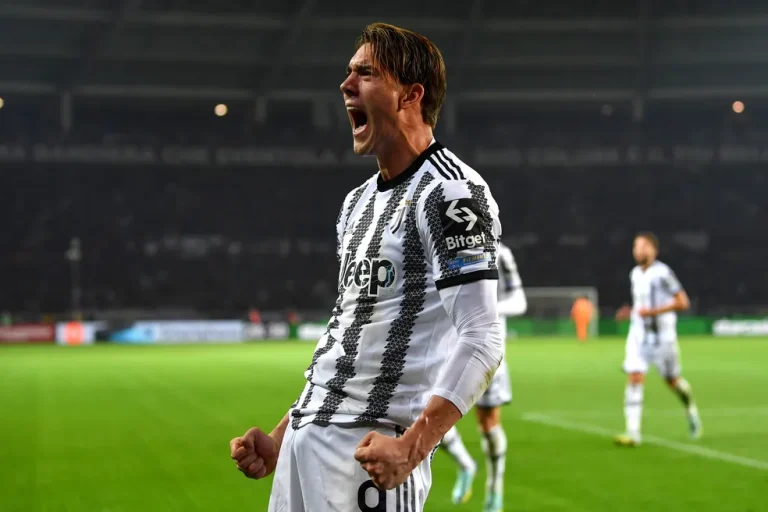 Vlahovic comemora gol pela Juventus