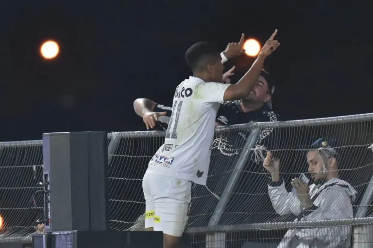ângelo comemora seu gol pelo Santos contra o Bragantino