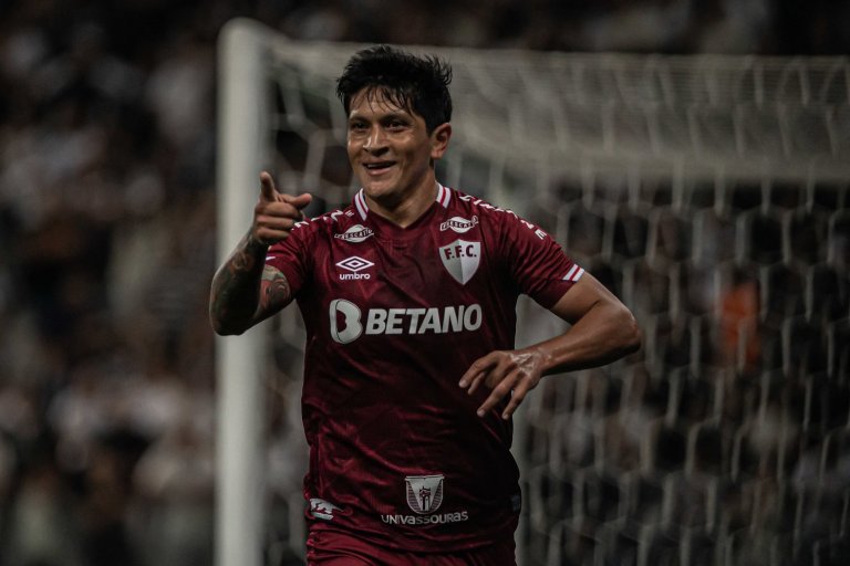 Cano comemorando um de seus gols pelo Fluminense contra o Corinthians