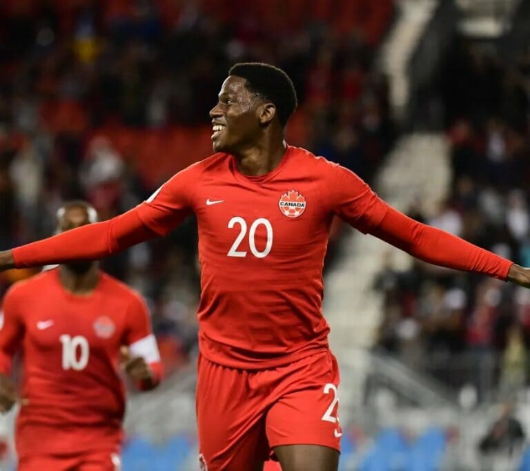 Jonathan David comemorando gol