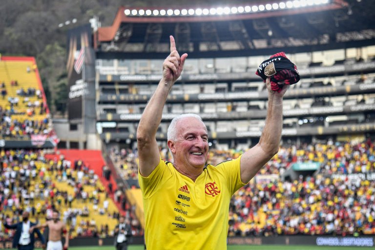 Dorival Júnior comemora o título da libertadores com a torcida