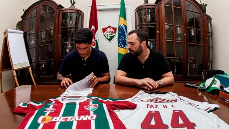 Germán Cano assinando sua renovação de contrato