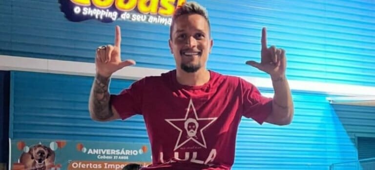 Jogador Artur comemora a vitória do presidente Lula