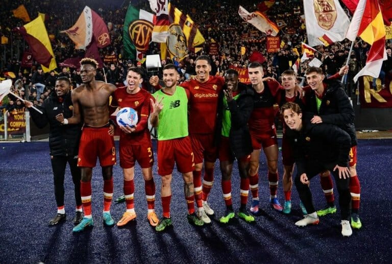 Jogadores da Roma celebram a vitória no último Derby della Capitale (Roma x Lazio)