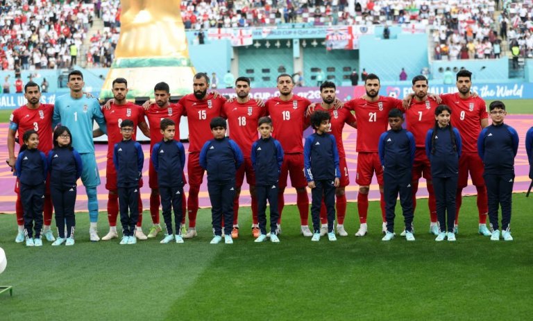 Seleção Iraniana não cantou o hino nacional no protocolo de abertura da partida contra a Inglaterra. Foto - Amin Mohammad Jamali/Getty Images)