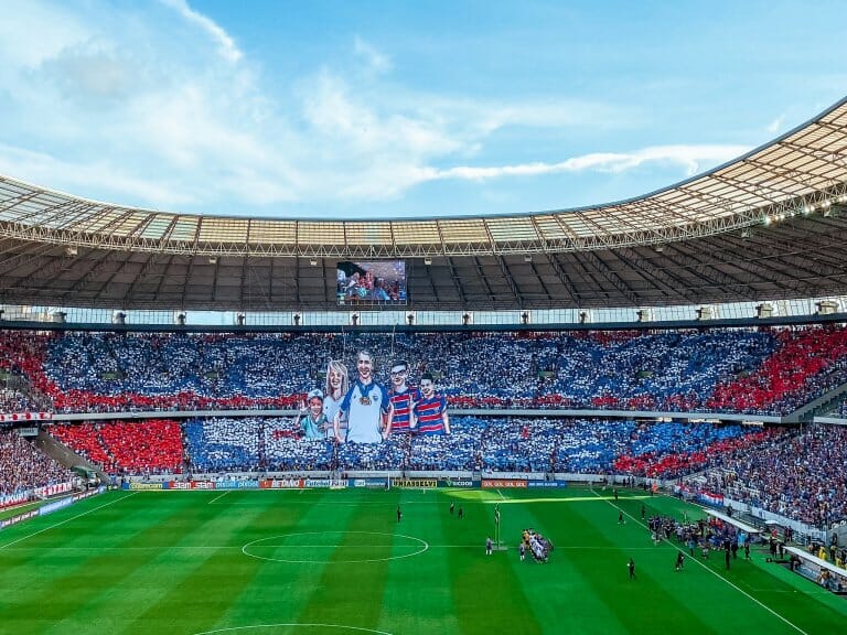 Torcida do Fortaleza fez homenagem a Vojvoda com mosaico no Castelão.