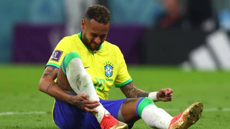 Neymar sentiu o tornozelo e está fora da fase de grupos da Copa do Mundo