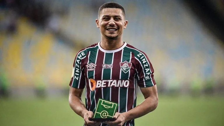 Fluminense anuncia renovação do volante André