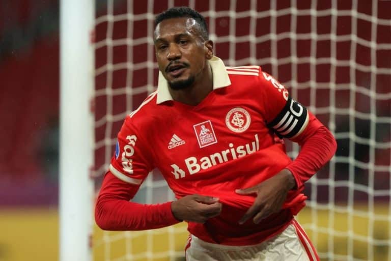 Edenilson com a camisa do Internacional