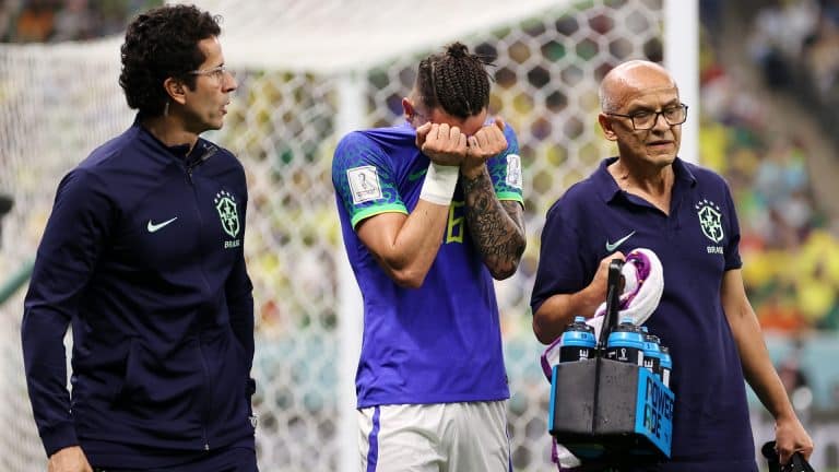 Ales Telles sai de campo chorando após lesão na partida contra Camarões na Copa do Mundo