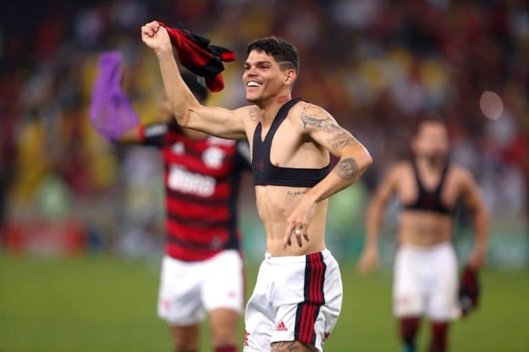 Flamengo acerta compra de Ayrton Lucas