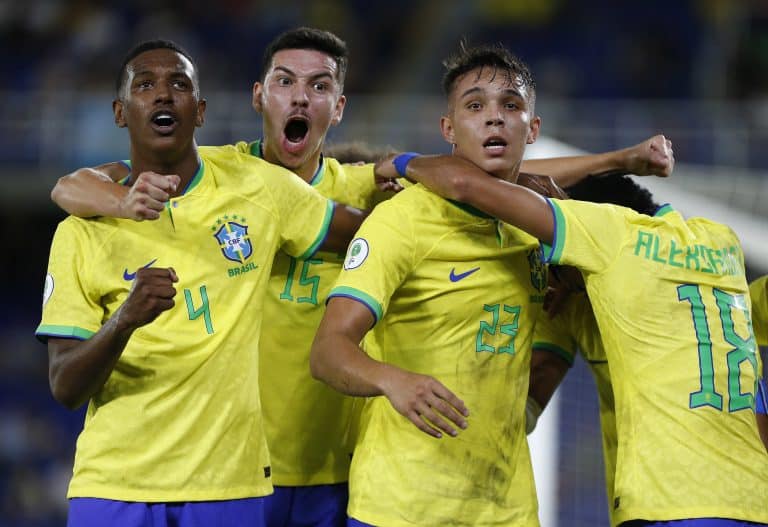 Jogadores do Brasil celebram um dos gols da vitória sobre a Argentina