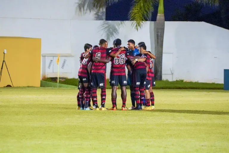 Equipe do Flamengo em jogo da Copinha