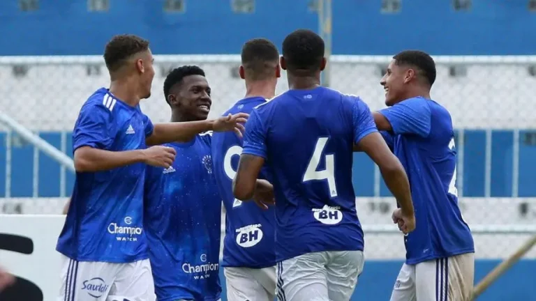 Cruzeiro bate o Comercial por 5x0 na Copinha, garotos comemoram o gol