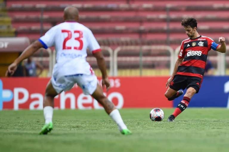 Os primeiros 45 minutos de jogo foram de pouca ação concreta dos dois lados. Foto - Marcelo Cortes/CRF