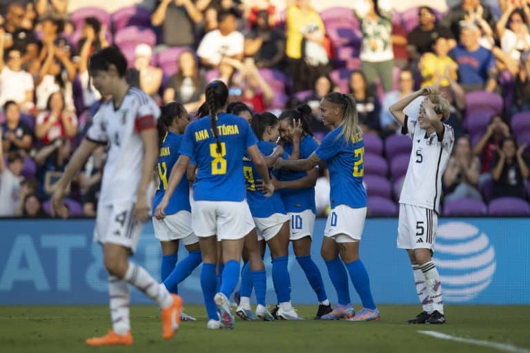 Jogadoras do Brasil comemoram o gol ao redor de Debinha e Marta