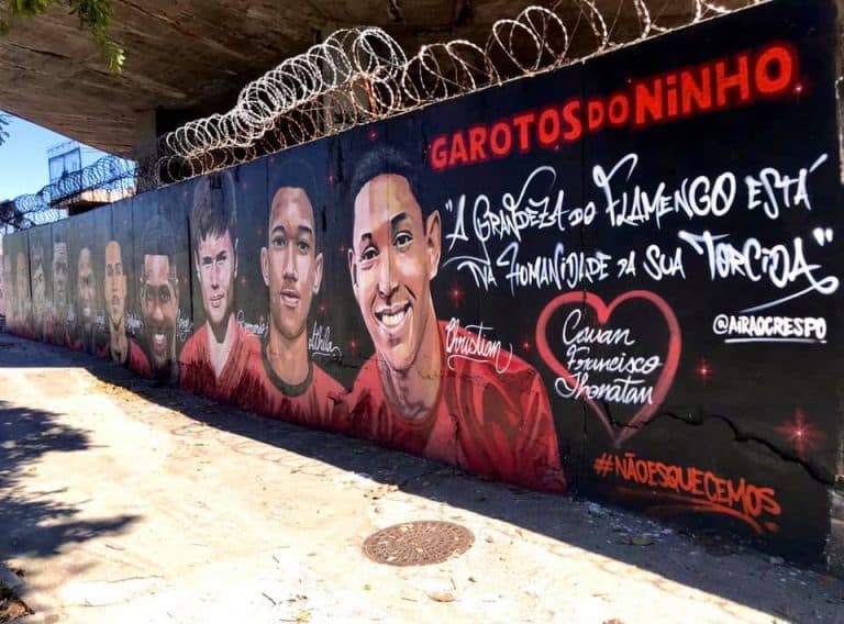 Mural dos Garotos do Ninho na frente do Maracanã