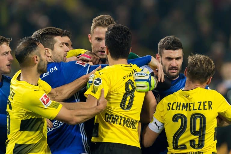 Briga entre jogadores do Borussia Dortmund e Schalke 04 no maior clássico do futebol alemão.