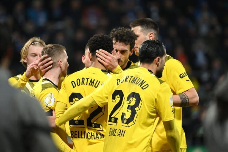 Jogadores do Borussia Dortmund comemoram gol em cima do Bochum.