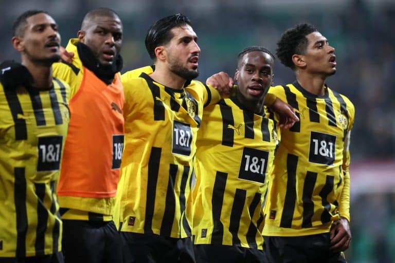 Jogadores do Borussia Dortmund comemoram vitória diante do Werder Bremen na última rodada da Bundesliga.