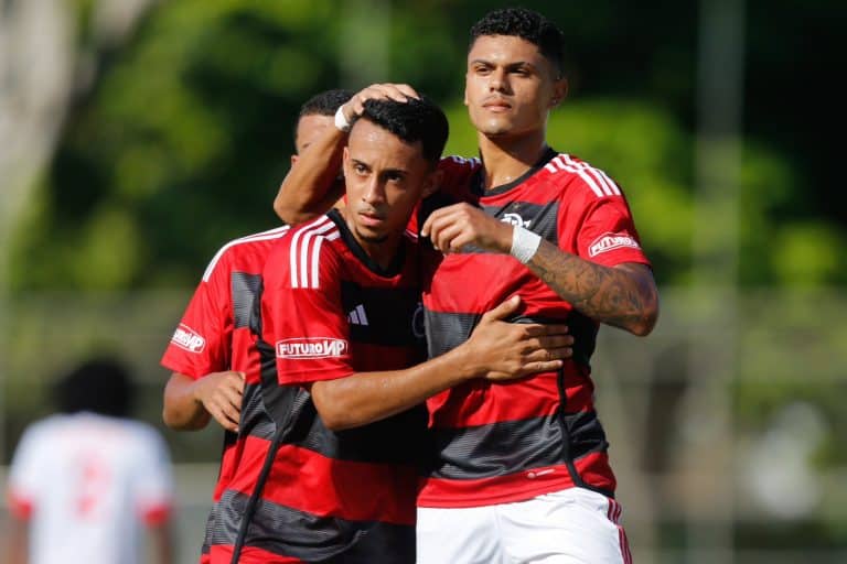Matheus Gonçalves e Mateusão marcaram na vitória do Flamengo. Foto - Gilvan de Souza/CRF
