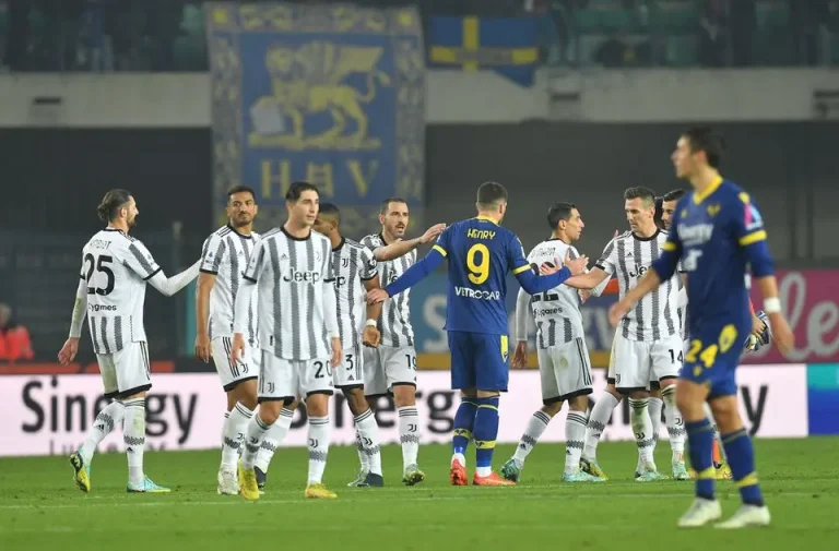 Jogadores se cumprimentando após fim de partida Juventus x Hellas Verona.