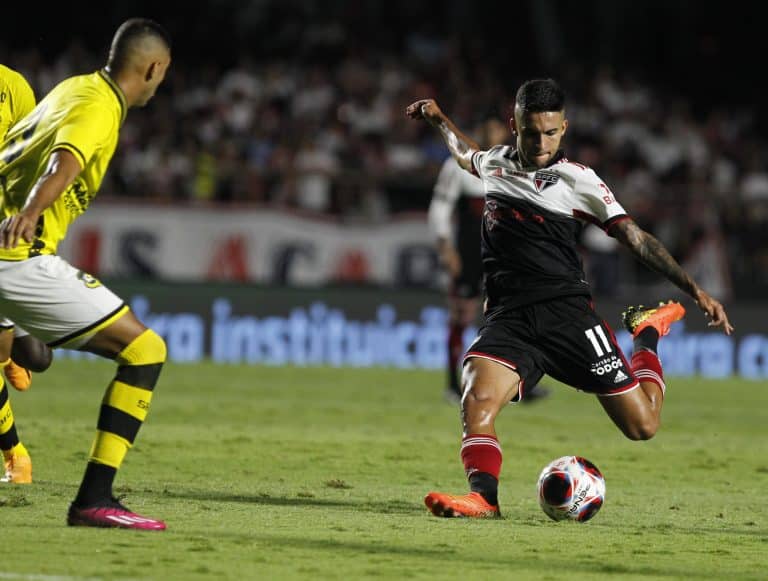 Nestor tentando finalização diante do São Bernardo.