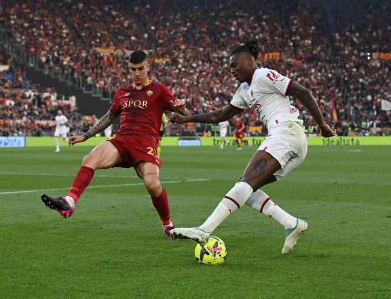 Em fim de jogo movimentado, Roma e Milan empatam em 1 a 1 na Serie A
