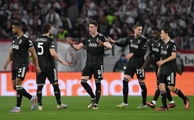 Jogadores da Juventus em campo pela Europa League com uniforme preto