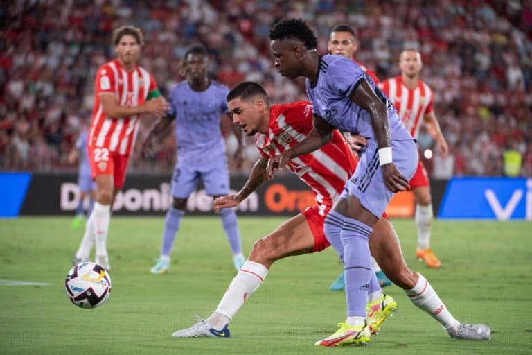Jogador do Almería divide bola com o jogador do Real Madrid