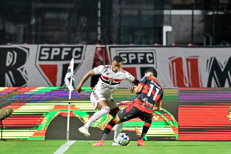 Em noite desastrosa para o São Paulo, o jogo de ida se encerrou com o 0 a 0 no placar.