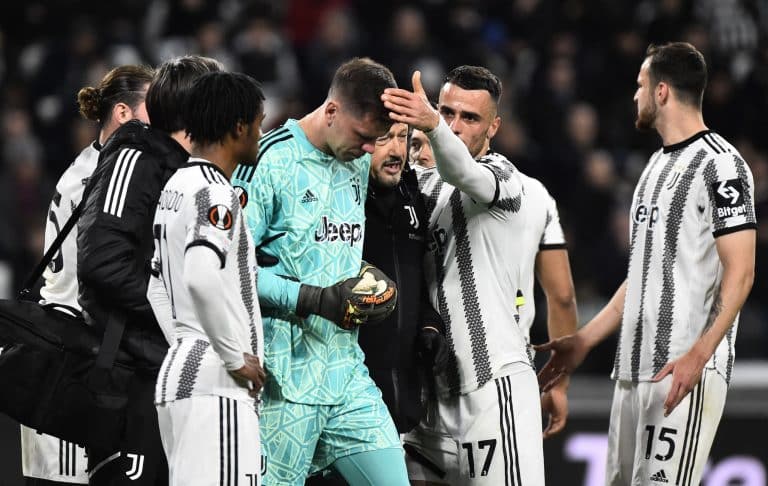 Szczesny saindo de campo amparado por ambos os jogadores