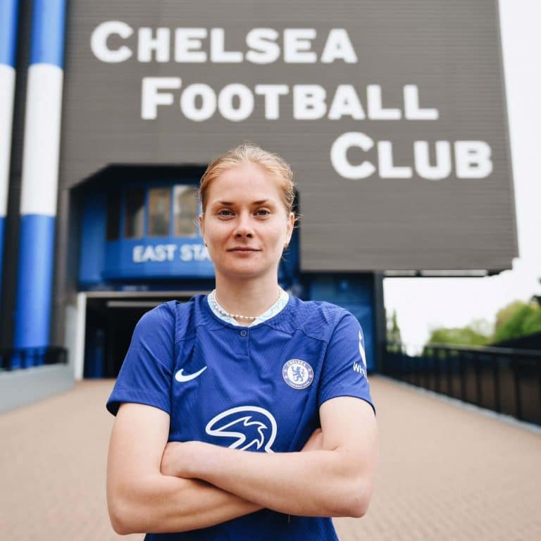 Chelsea anuncia contratação de jovem meia