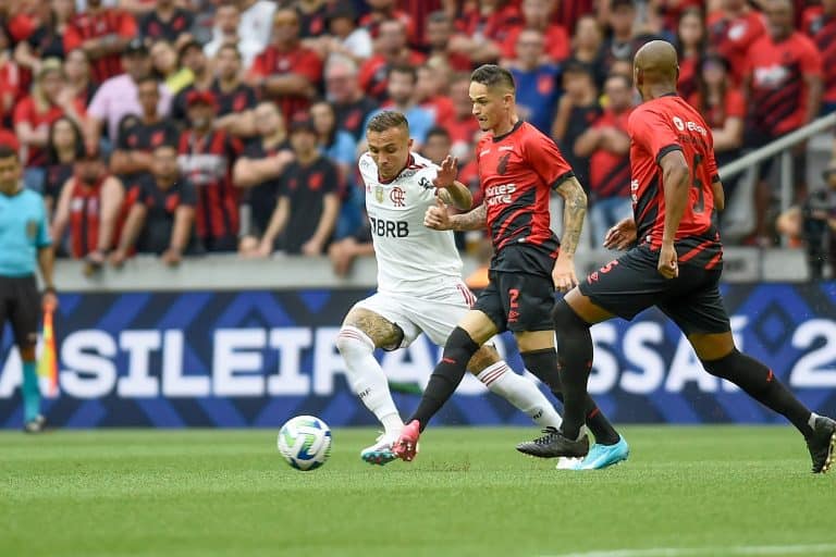Athletico-PR vira para cima do Flamengo e dá fim à sequência negativa no Brasileirão