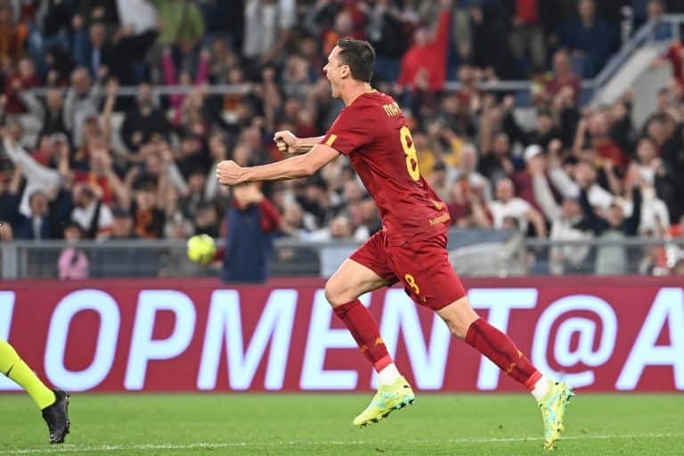 Matic marca no fim para garantir empate da Roma no Olímpico