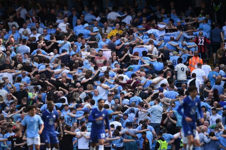 Manchester City bate o Chelsea antes da festa de comemoração do título da Premier League